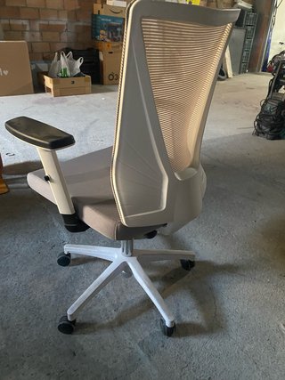 Silla de despacho ergonómica blanca y gris