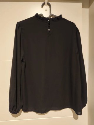 Blusa negra con cuello volante