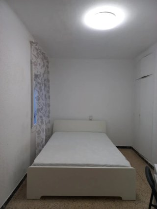 Se alquila una habitación grande para una persona