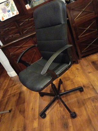 Silla de oficina negra