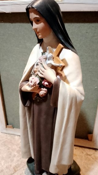 Estatua de Santa Teresita del Niño Jesús