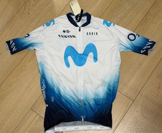 NUEVO. TALLA L.  Maillot Movistar Team Gobik
