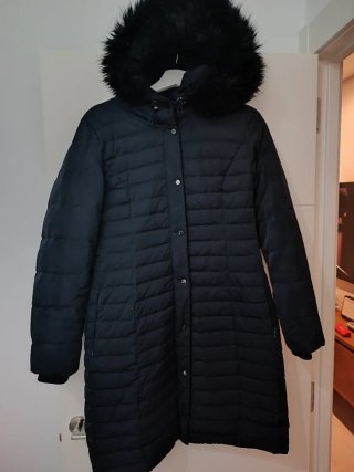 Abrigo Acolchado Negro con Capucha