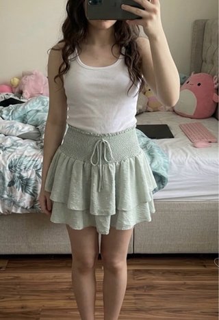 Falda pantalón verde con volantes nueva