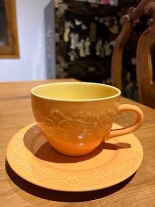 Taza y plato antiguos de gran tamaño