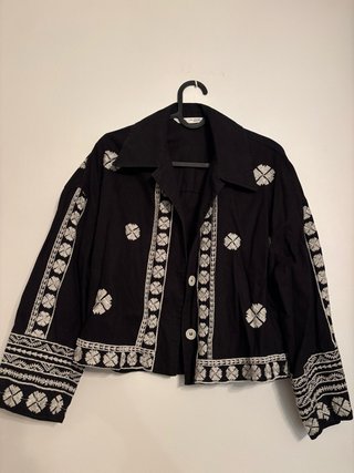 Chaqueta Zara de lino con bordados