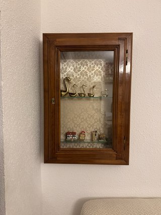 Vitrina de pared de madera