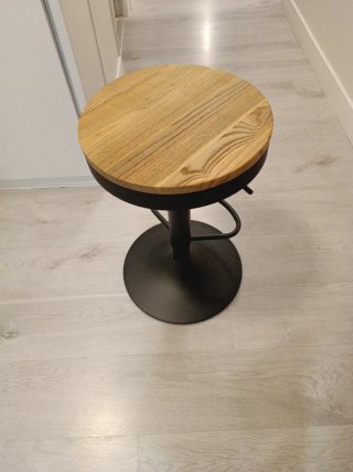Taburete con Asiento de Madera y Base Negra