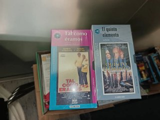 Más de 50 películas en VHS. Tengo reproducto VHS.