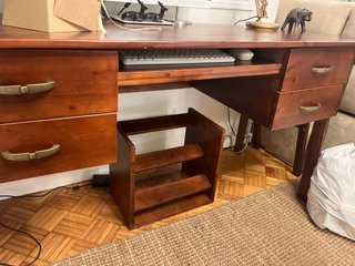 Escritorio de Madera con Cajones