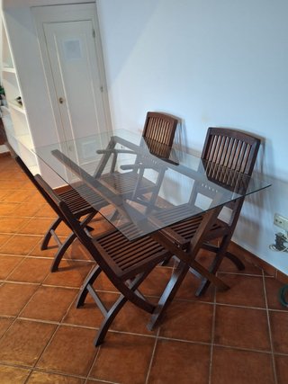 Mesa de Vidrio y madera y 4 Sillas de Madera