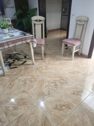 Mesa de Salón con 2 Sillas