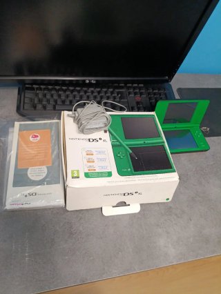 Nintendo DSi XL Verde con scatola e accessori