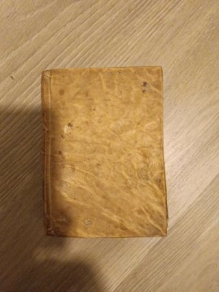 Libro Antiguo con Cubierta de Piel