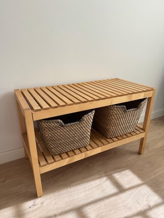Banco de madera con las 2 cestas