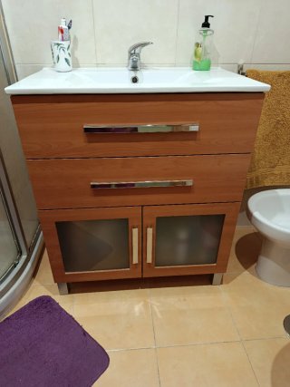 Mueble de baño con lavabo,espejo,WC,bidé,radiador,