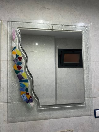 Espejo de Cristal con Detalles Decorativos