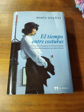 El tiempo entre costuras