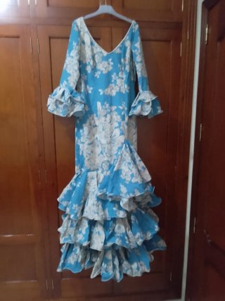 Traje de flamenca azul y blanco