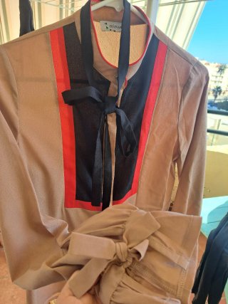 ​ Blusa elegante con lazada y detalles tricolor