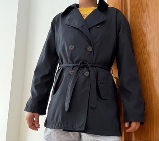 Gabardina Corta Azul Marino con Cinturón