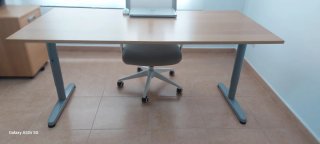 Mesa de escritorio amplia
