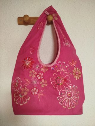 Bolso de hombro rosa con bordados. Sólo envíos.