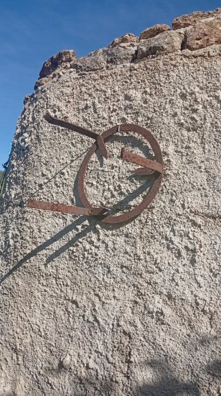 Trebedes antiguas de hierro