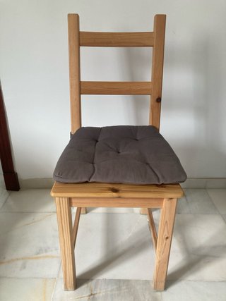 Silla de madera IKEA con cojín. Venta en persona