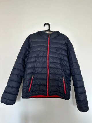 Chaqueta acolchada negra con detalles rojos