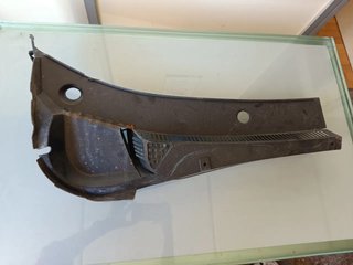 Rejilla del torpedo (bajo el parabrisas)