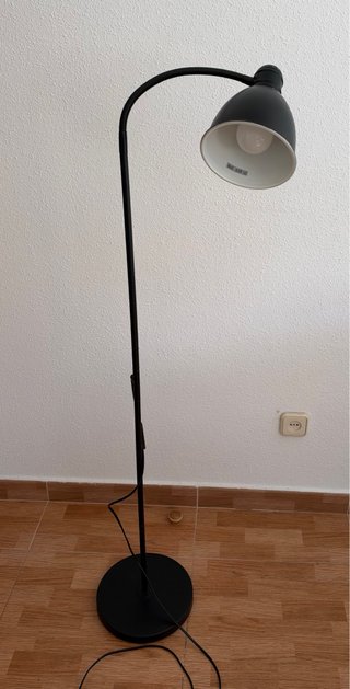 Lámpara de pie flexo Ikea negra