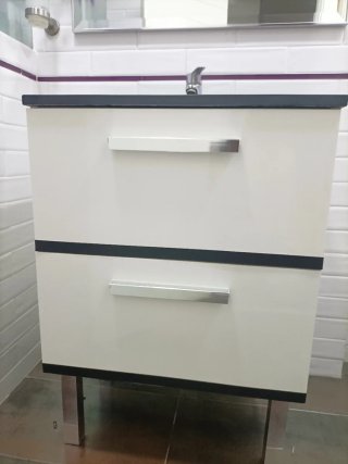 Mueble de baño blanco y negro