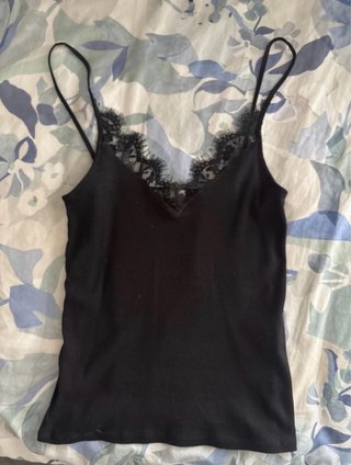 Top negro con detalles de encaje