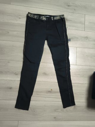 Pantalón Negro con Detalles Brillantes