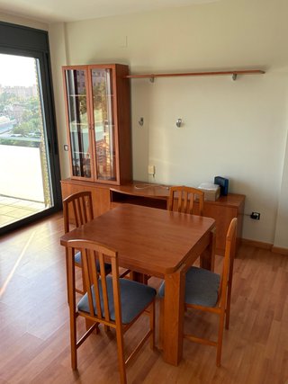 Set de Comedor: Mesa, 4 Sillas y Mueble