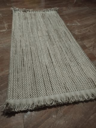 Alfombra de pasillo o pie de cama beige