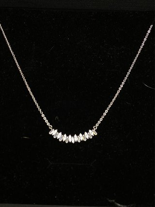 Collar con colgante de piedras brillantes