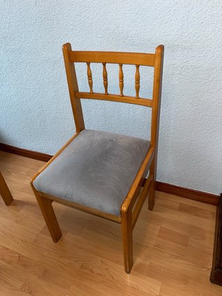 Silla de madera con asiento tapizado