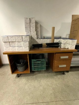 Escritorio de oficina con cajones