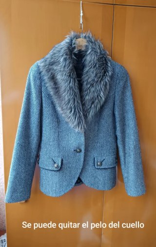 Chaqueta Corta Gris con Cuello de Pelo extraible