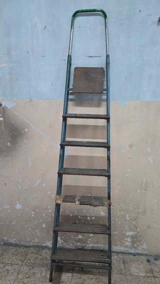 Escalera de mano metálica de 6 peldaños