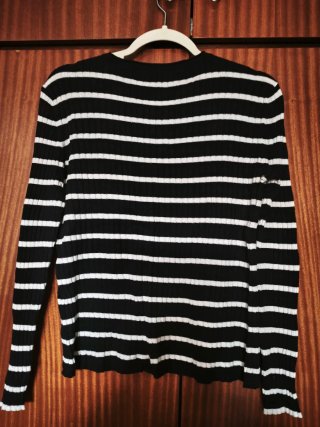 Blusa de rayas azul y blanca