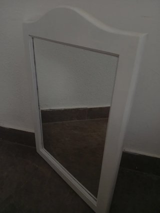 Espejo con marco de madera blanco