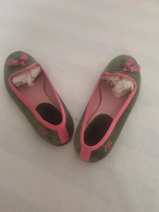 Zapatos de mujer verdes y rosas
