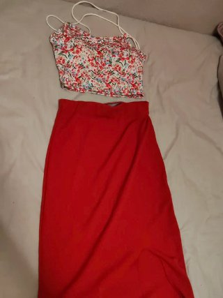Conjunto de falda roja y top estampado