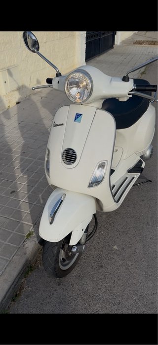 Vespa Scooter Blanca