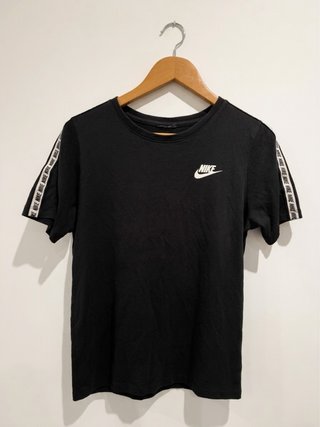 Nike Camiseta Negra Logo Blanco Tape Logo
