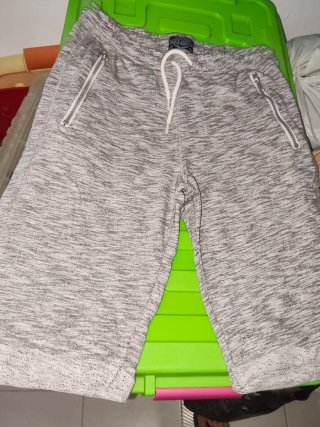 Pantalón corto gris