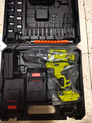 Taladro a batería con maletín y accesorios